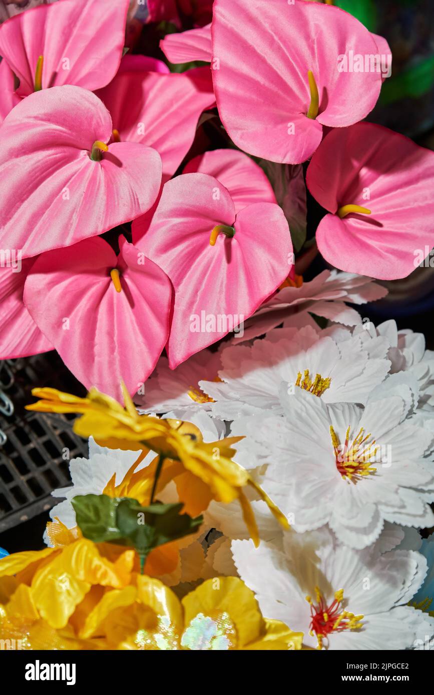 Flores artificiales para conmemorar el día de los muertos Fotografía de  stock - Alamy