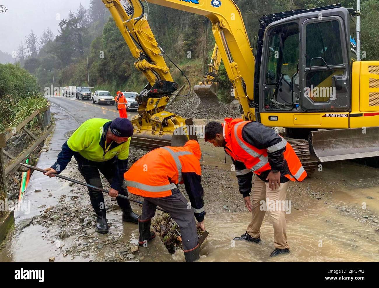 (220818) -- NELSON, 18 de agosto de 2022 (Xinhua) -- El personal del Concejo Municipal de Nelson examina la condición de la carretera para prevenir posibles daños por el desbordamiento del agua de las inundaciones en Nelson de South Island, Nueva Zelanda, 18 de agosto de 2022. Las regiones de la Costa Oeste y Nelson-Tasman de la Isla Sur de Nueva Zelanda han sido duramente golpeadas por fuertes lluvias e inundaciones. (Ayuntamiento de Nelson/Folleto vía Xinhua) Foto de stock