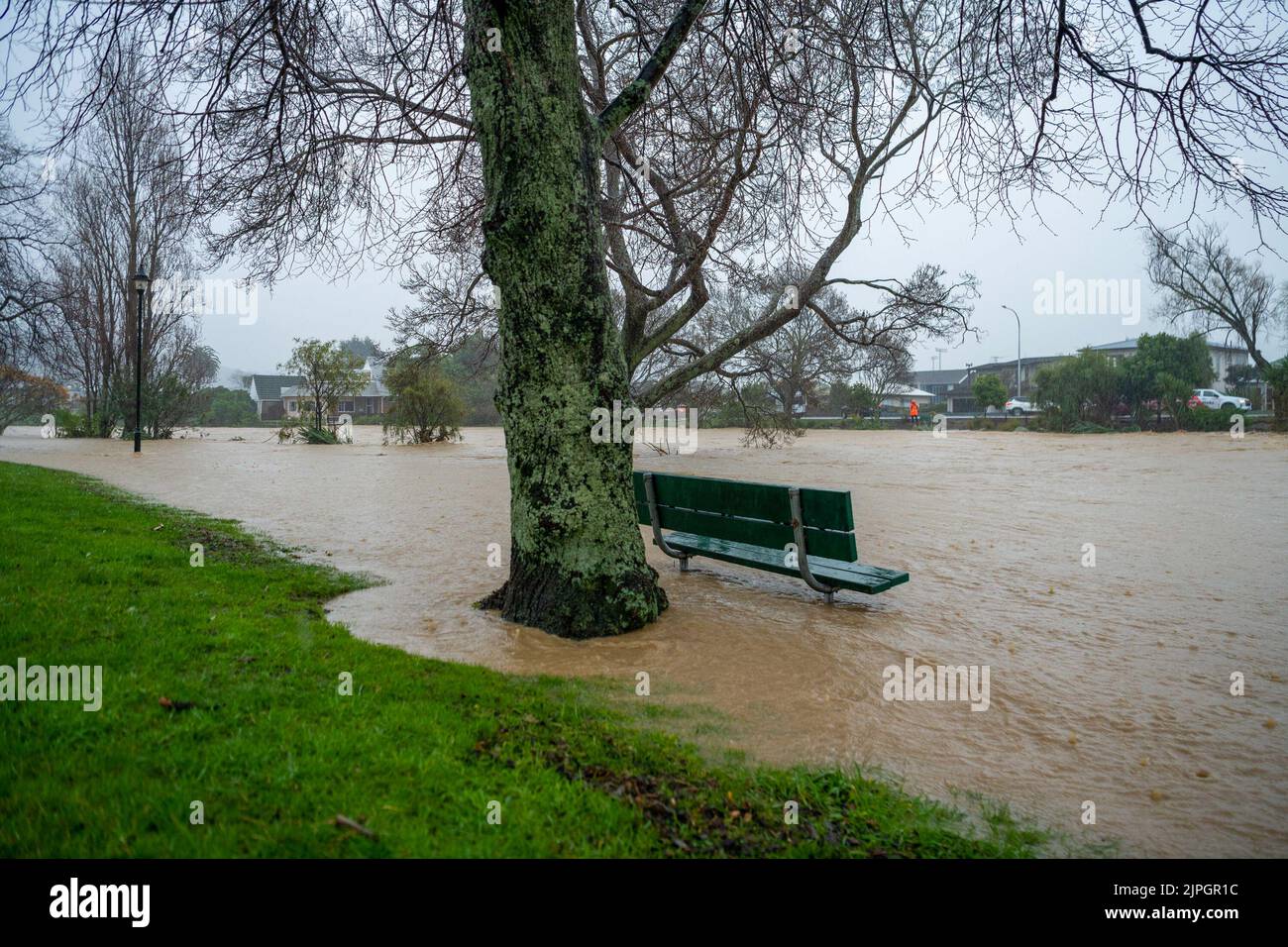(220818) -- NELSON, 18 de agosto de 2022 (Xinhua) -- Se ve Un área inundada en Nelson de South Island, Nueva Zelanda, 18 de agosto de 2022. Las regiones de la Costa Oeste y Nelson-Tasman de la Isla Sur de Nueva Zelanda han sido duramente golpeadas por fuertes lluvias e inundaciones. (Foto de Yang Liu/Xinhua) Foto de stock