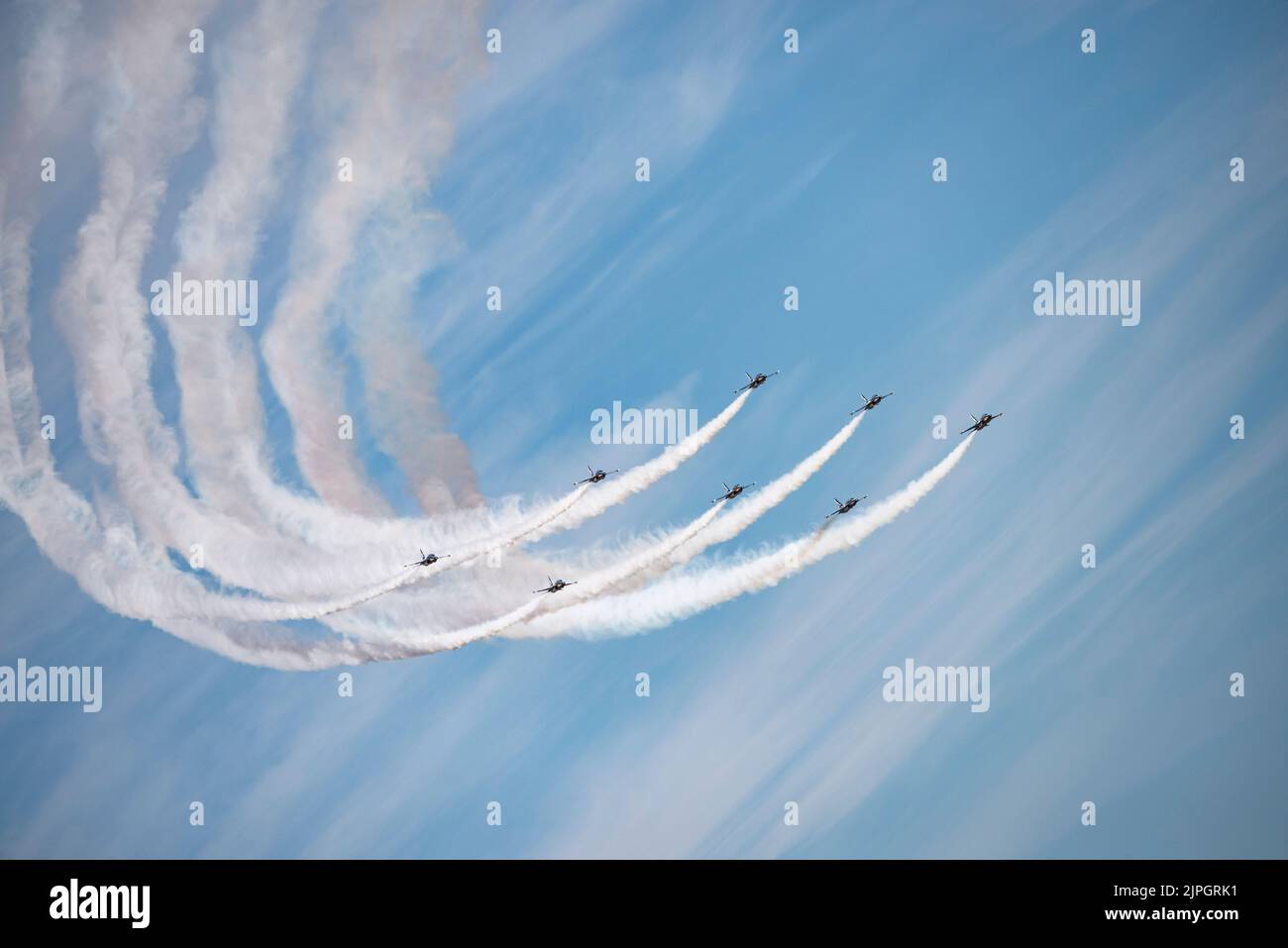 Ocho entrenadores militares de la Fuerza Aérea Coreana T50 Golden Eagle Jet del equipo de exhibición acrobática Black Eagles se balancearon por el cielo en formación Foto de stock