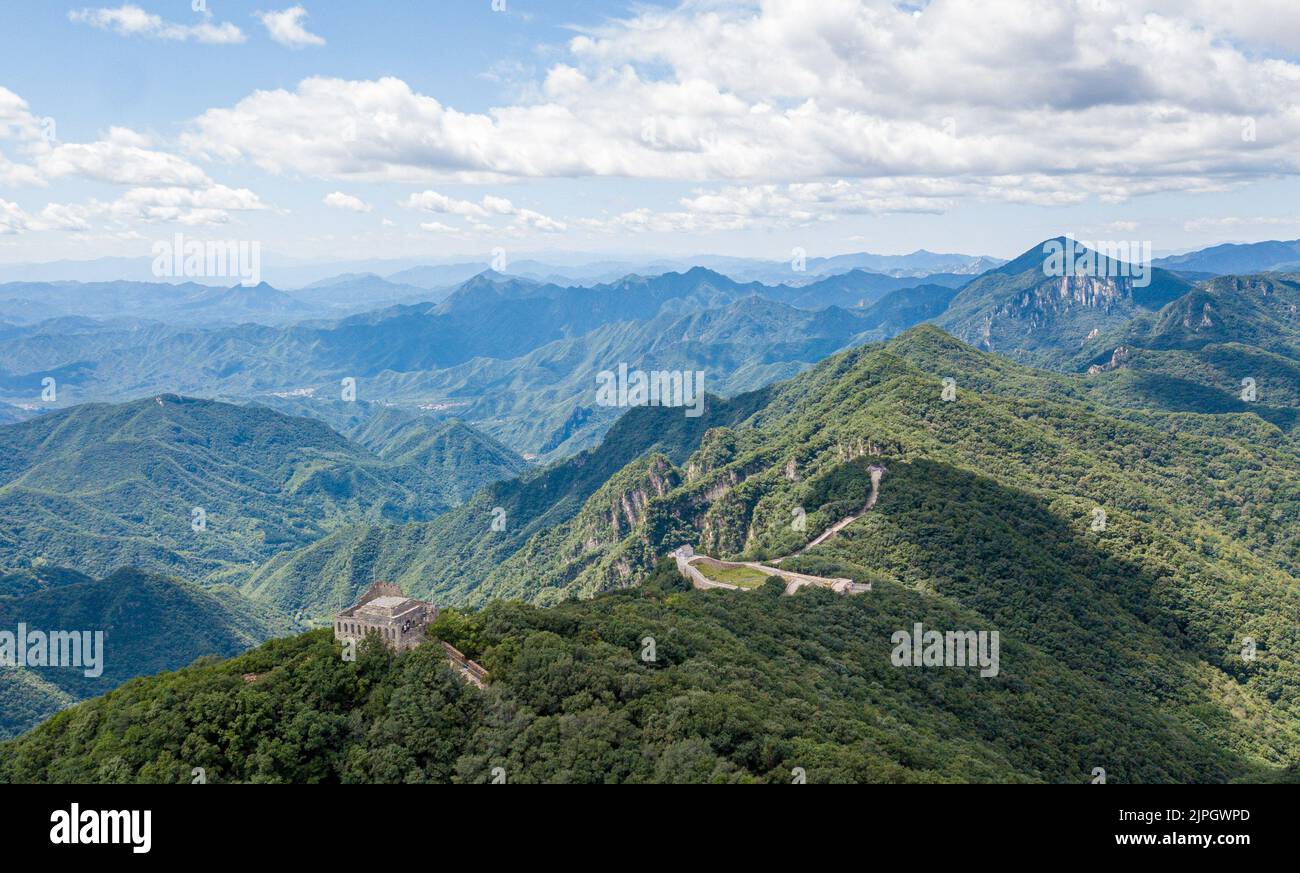 Pekín, China. 16th de Ago de 2022. Foto aérea tomada el 16 de agosto de 2022 muestra el paisaje de la sección Jiankou de la Gran Muralla en Beijing, capital de China. Crédito: Li Jing/Xinhua/Alamy Live News Foto de stock