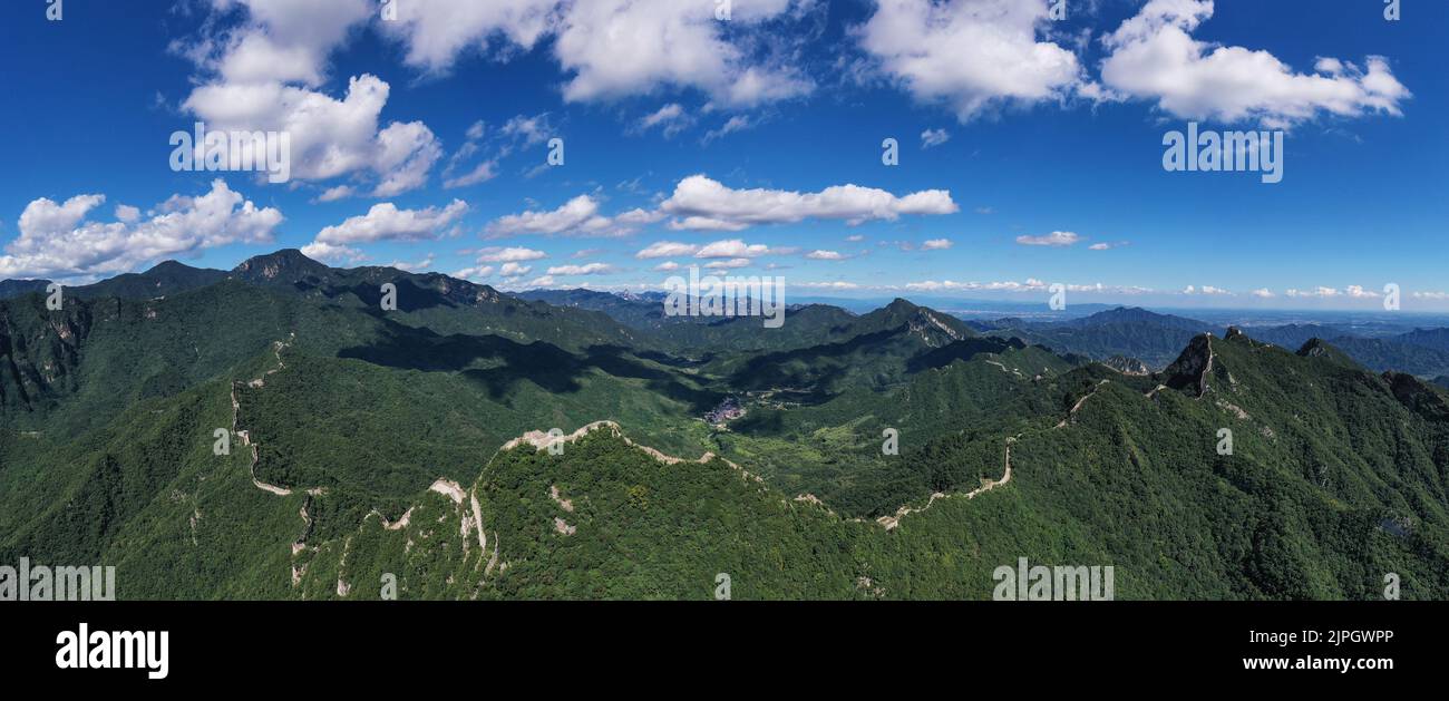 Pekín, China. 16th de Ago de 2022. Foto panorámica aérea tomada el 16 de agosto de 2022 muestra el paisaje de la sección Jiankou de la Gran Muralla en Beijing, capital de China. Crédito: Chen Yehua/Xinhua/Alamy Live News Foto de stock