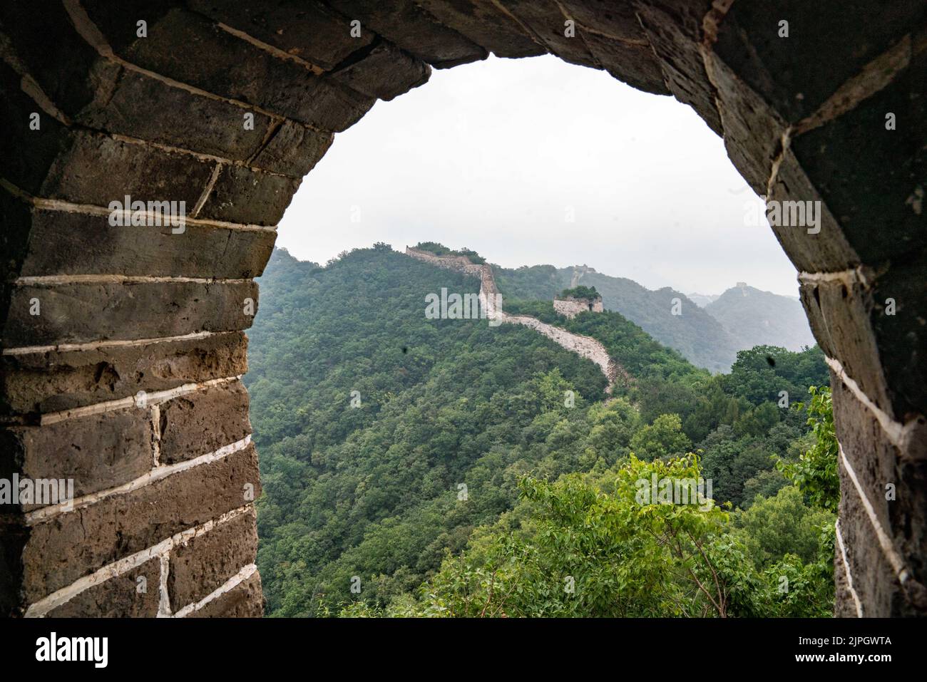 Pekín, China. 17th de Ago de 2022. Foto tomada el 17 de agosto de 2022 muestra el paisaje de la sección Jiankou de la Gran Muralla en Beijing, capital de China. Crédito: Li Jing/Xinhua/Alamy Live News Foto de stock
