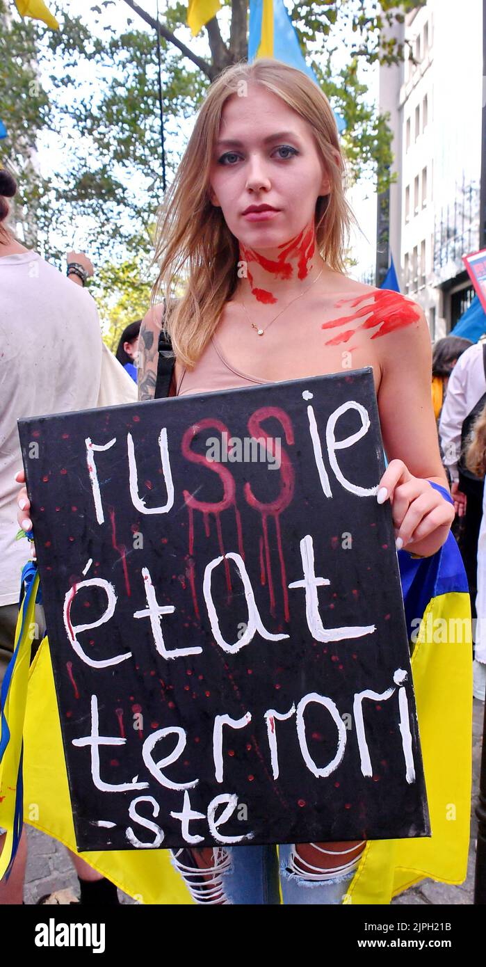 Concentración de ucranianos en París en apoyo de Ucrania. París, Francia, el 17 de agosto de 2022. Foto de Karim Ait Adjedjou/ABACAPRESS.COM Foto de stock