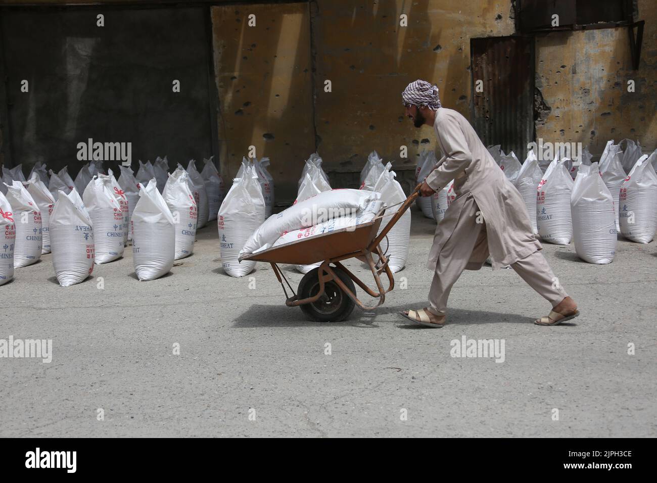 (220818) -- KABUL, 18 de agosto de 2022 (Xinhua) -- Un hombre recibe ayuda alimentaria donada por China en Kabul, Afganistán, 17 de agosto de 2022. Un total de 1.100 familias afganas necesitadas recibieron ayuda alimentaria en la capital, Kabul, el miércoles, dijo Mufti Habibullah, alto funcionario del Ministerio afgano de Refugiados y Asuntos de Repatriación. La asistencia humanitaria del gobierno chino se distribuye a un total de 1.100 hogares, entre ellos desplazados internos, familias necesitadas y personas afectadas por un desastre natural, en particular las últimas lluvias e inundaciones, dijo Habibullah a Xi Foto de stock