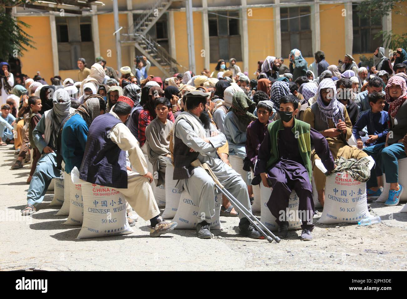 (220818) -- KABUL, 18 de agosto de 2022 (Xinhua) -- El pueblo afgano recibe ayuda alimentaria donada por China en Kabul, Afganistán, 17 de agosto de 2022. Un total de 1.100 familias afganas necesitadas recibieron ayuda alimentaria en la capital, Kabul, el miércoles, dijo Mufti Habibullah, alto funcionario del Ministerio afgano de Refugiados y Asuntos de Repatriación. La asistencia humanitaria del gobierno chino se distribuye a un total de 1.100 hogares, entre ellos desplazados internos, familias necesitadas y personas afectadas por un desastre natural, en particular las últimas lluvias e inundaciones, Habibullah Foto de stock