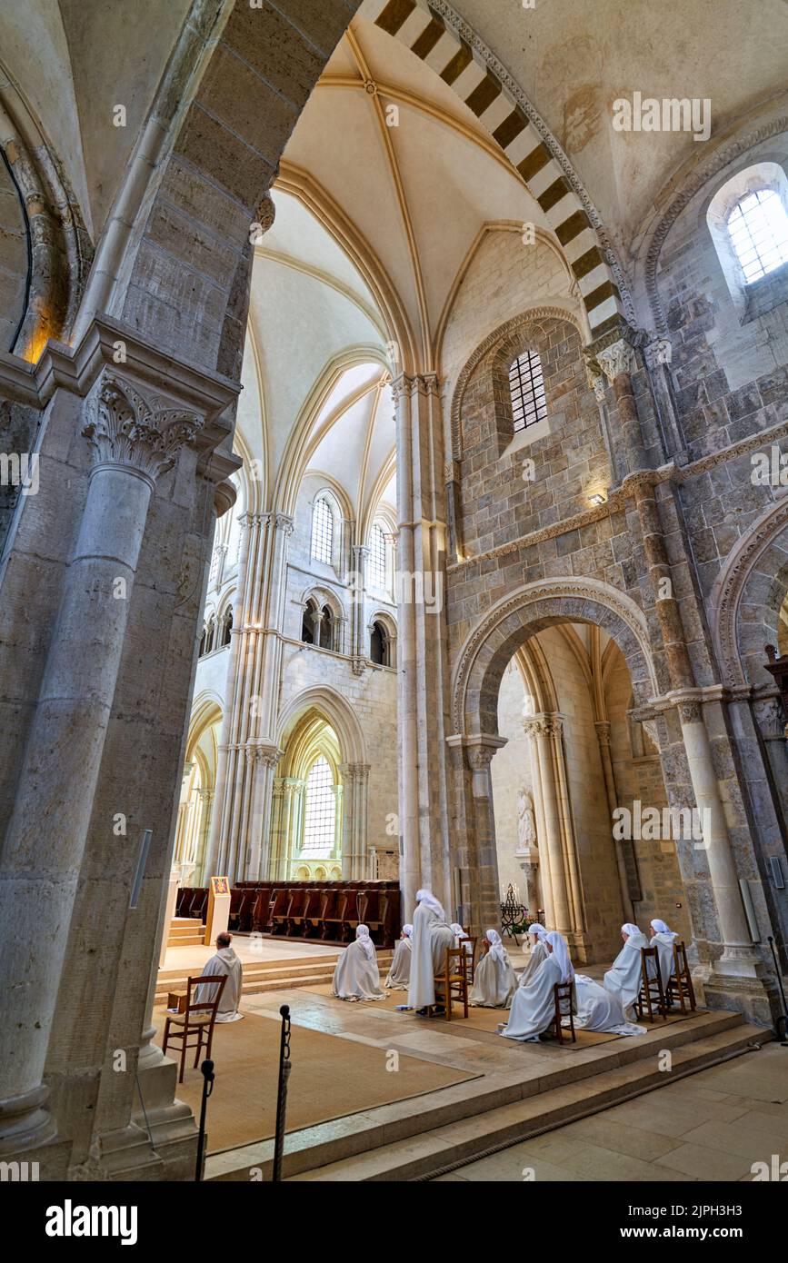 Abadía de Vezelay. Bourgogne Francia. Monjas en la Misa Foto de stock