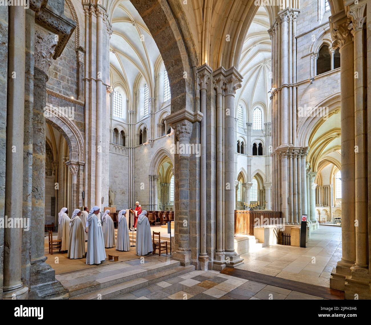 Abadía de Vezelay. Bourgogne Francia. Monjas en la Misa Foto de stock