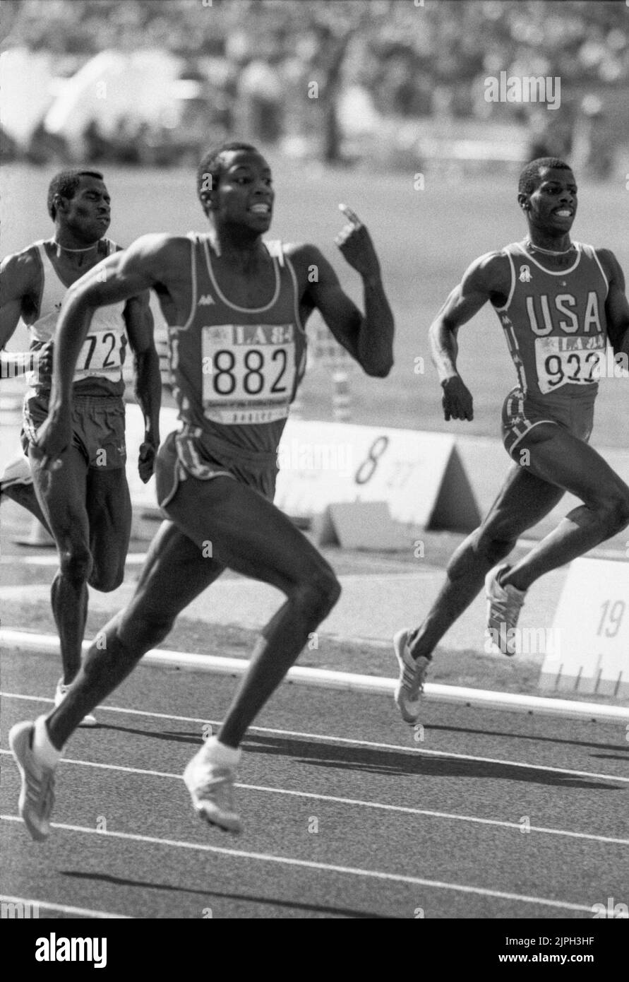 JUEGOS OLÍMPICOS DE VERANO EN LOS ÁNGELES 1984 ALONZO BENERS USA 922 y Antonio McKay 882 luchan para ganar ante Gabriel Tiacoh Costa de Marfil a 400 m. Foto de stock