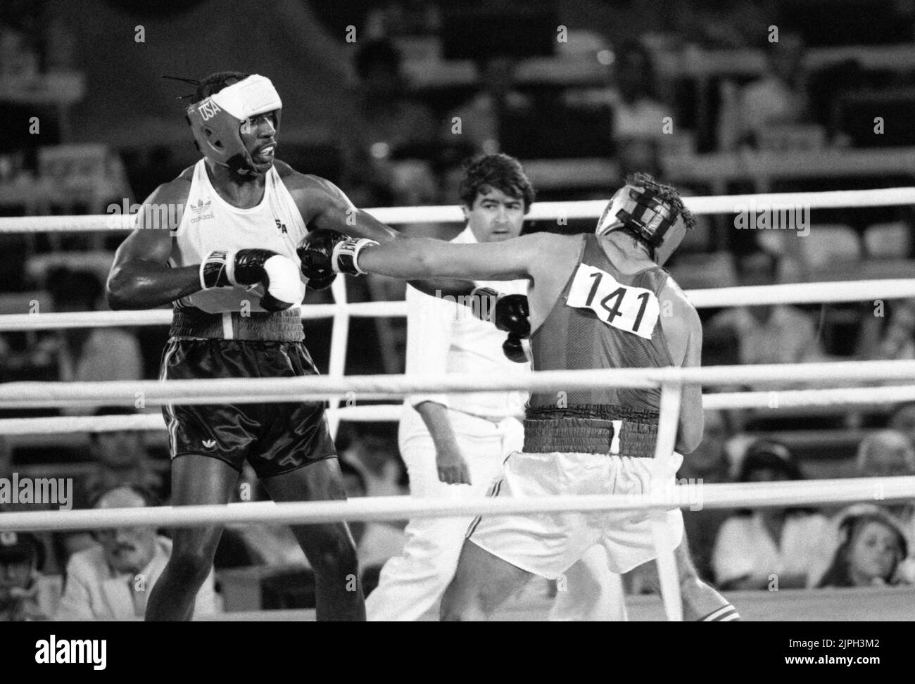 JUEGOS OLÍMPICOS DE VERANO EN LOS ÁNGELES 1984HARRY TILLMAN USA en boxeo pesado contra Angelo Musone Italia Foto de stock