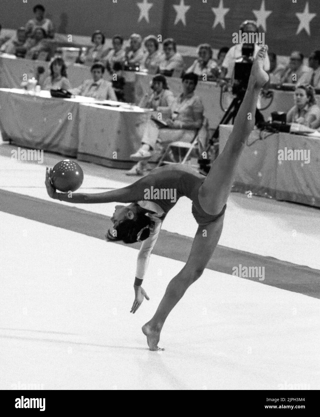 JUEGOS OLÍMPICOS DE VERANO EN LOS ANGELES 1984 atleta DE GIMNASIA RÍTMICA actúa con una pelota Foto de stock