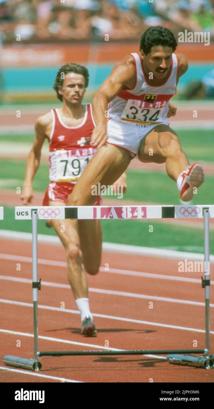 LOS JUEGOS OLÍMPICOS DE VERANO EN LOS ÁNGELES 1984 HARALD SCHMID Alemania Occidental despejar un obstáculo durante la carrera de 400m Foto de stock
