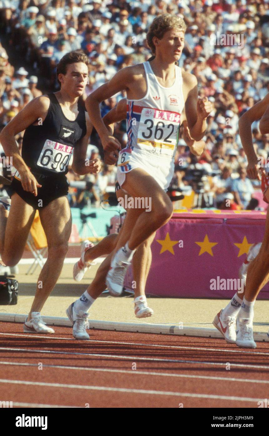 JUEGOS OLÍMPICOS DE VERANO EN LOS ANGELES 1984 STEVE CRAM Inglaterra medallista de plata 1500m después de Sebastian Coe Foto de stock