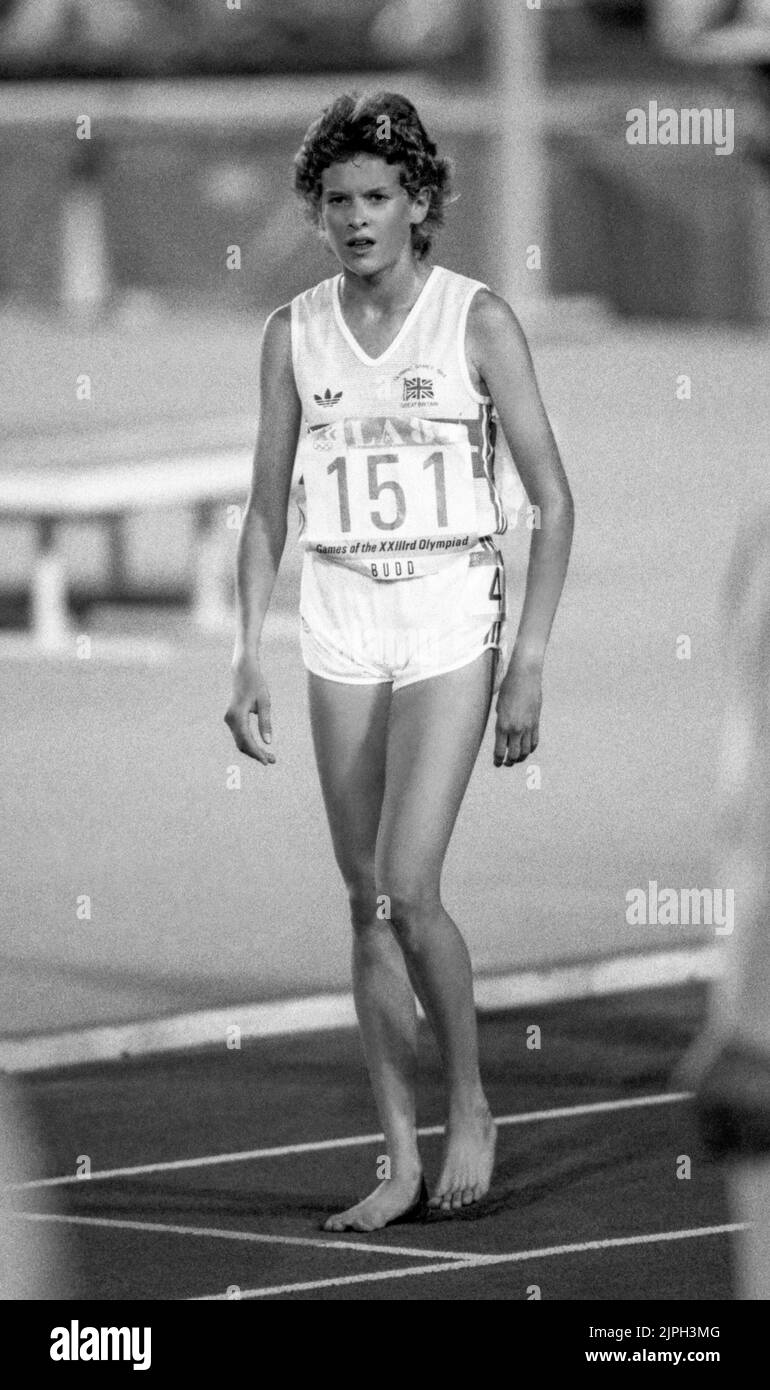 JUEGOS OLÍMPICOS DE VERANO EN LOS ÁNGELES 1984 ZOLA BUDD atleta de atletismo británico/sudafricano corre descalzo 3000m Foto de stock