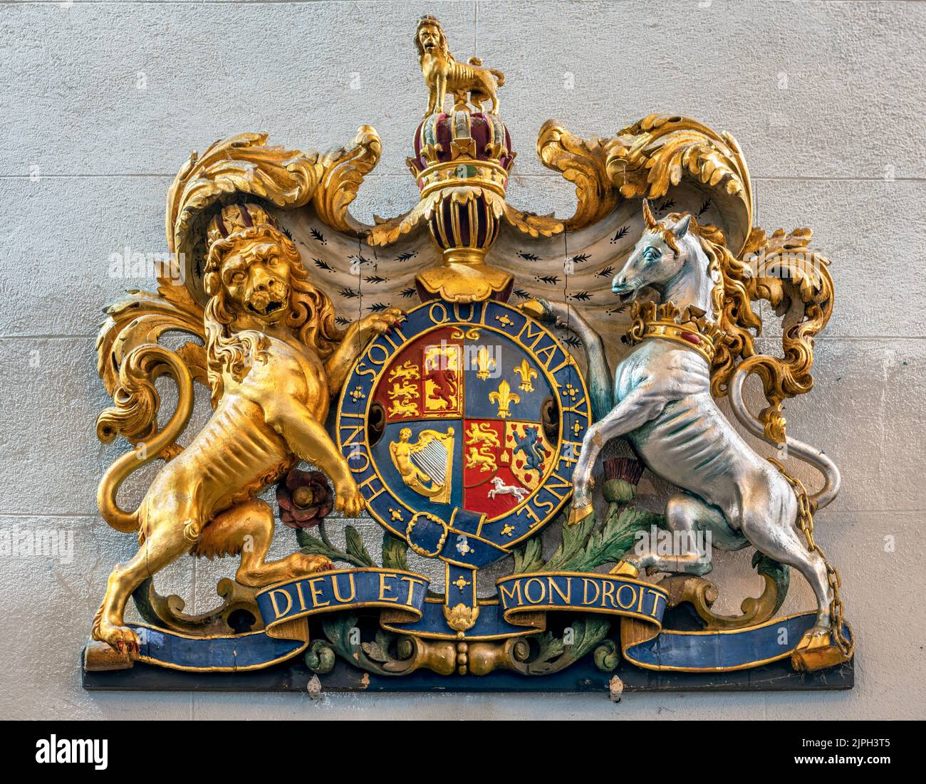 El Real Escudo de Armas de Gran Bretaña - el león y el unicornio que sostienen un escudo para representar a Inglaterra y Escocia respectivamente. Debajo está el sov Foto de stock