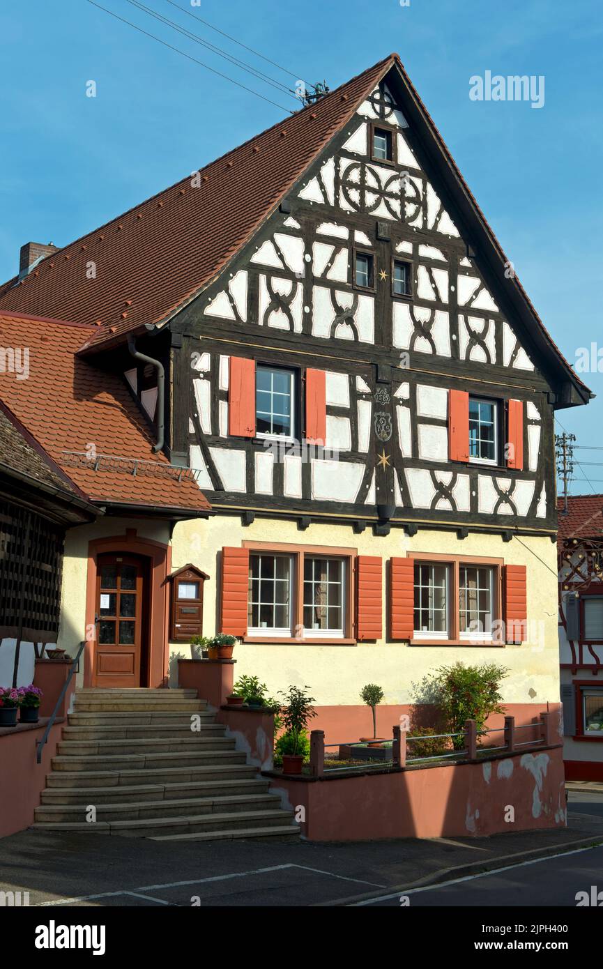 Histórica casa de entramado de madera del año 1589, hoy Restaurant Dutters Stube, Kiechlinsbergen, Kaiserstuhl, Baden-Württemberg, Alemania Foto de stock