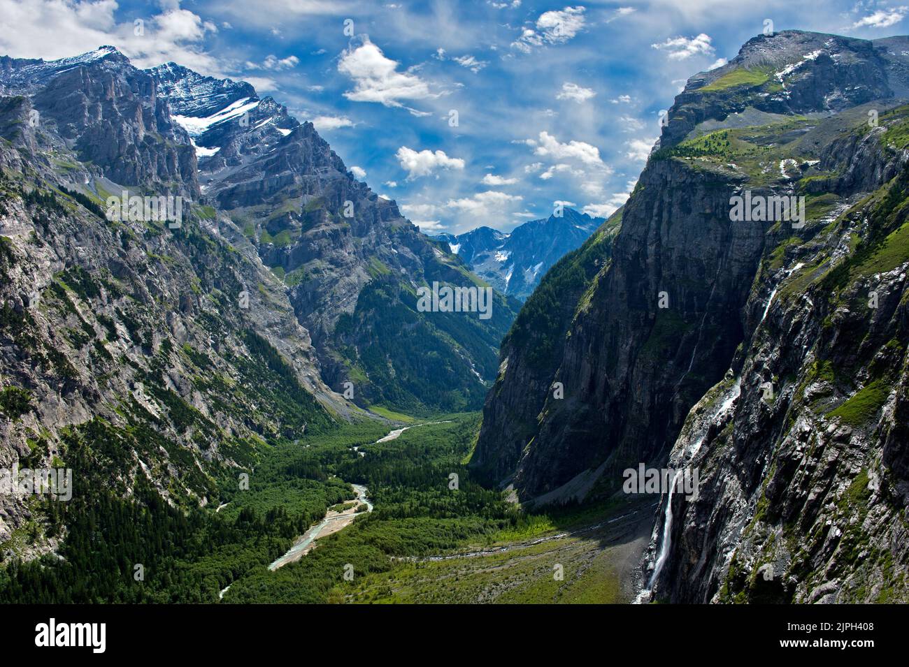Arquetipo geológico, U-shaped valle Gasterntal, Kandersteg, Oberland bernés, Suiza Foto de stock