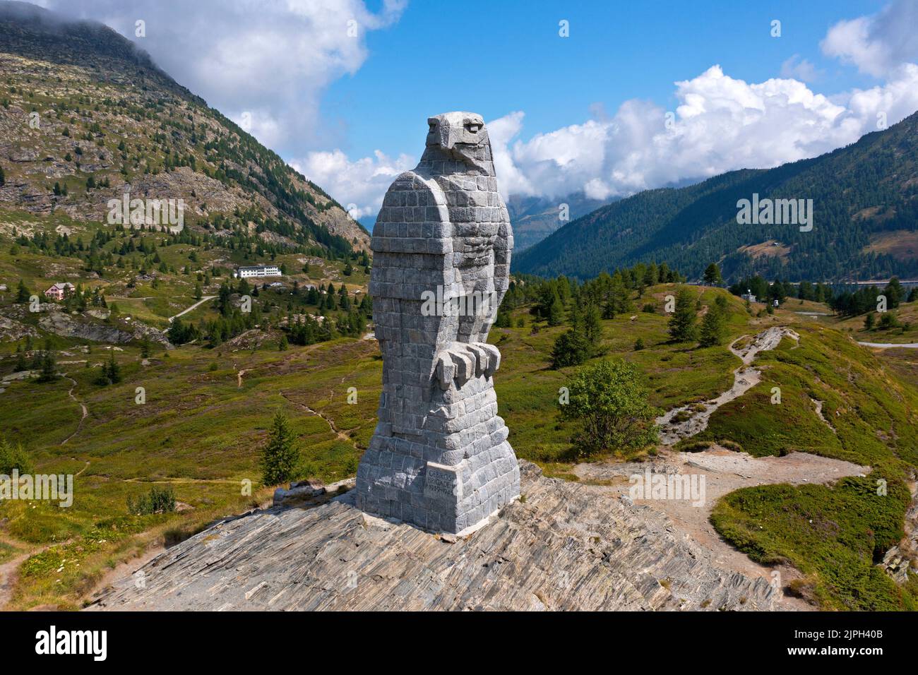 Monumento Simplon águila en el puerto Simplon, Simplon, Valais, Suiza Foto de stock