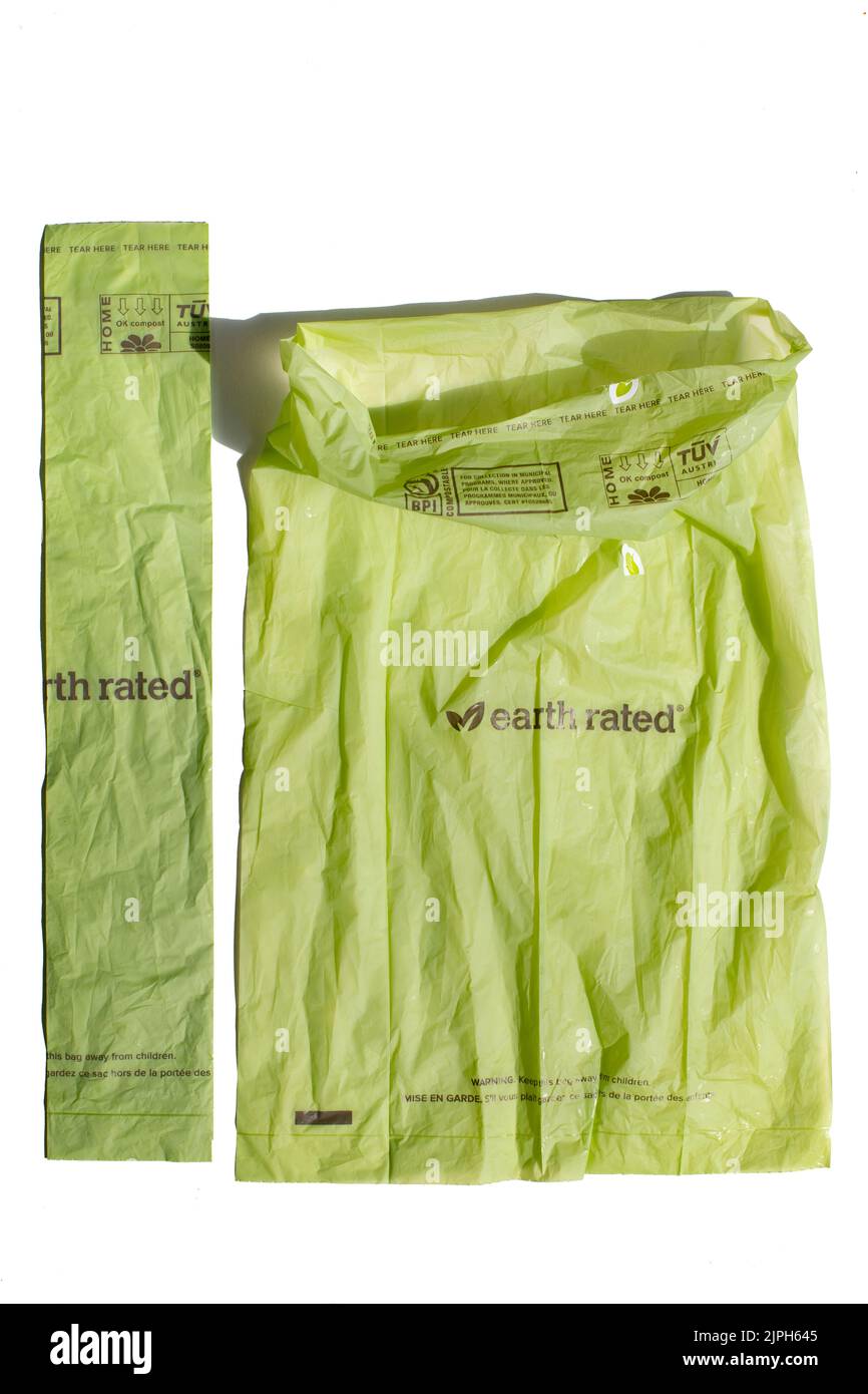 Alternativa compostable a las bolsas de plástico hechas de una mezcla de PBAT y almidones vegetales de la Tierra Foto de stock