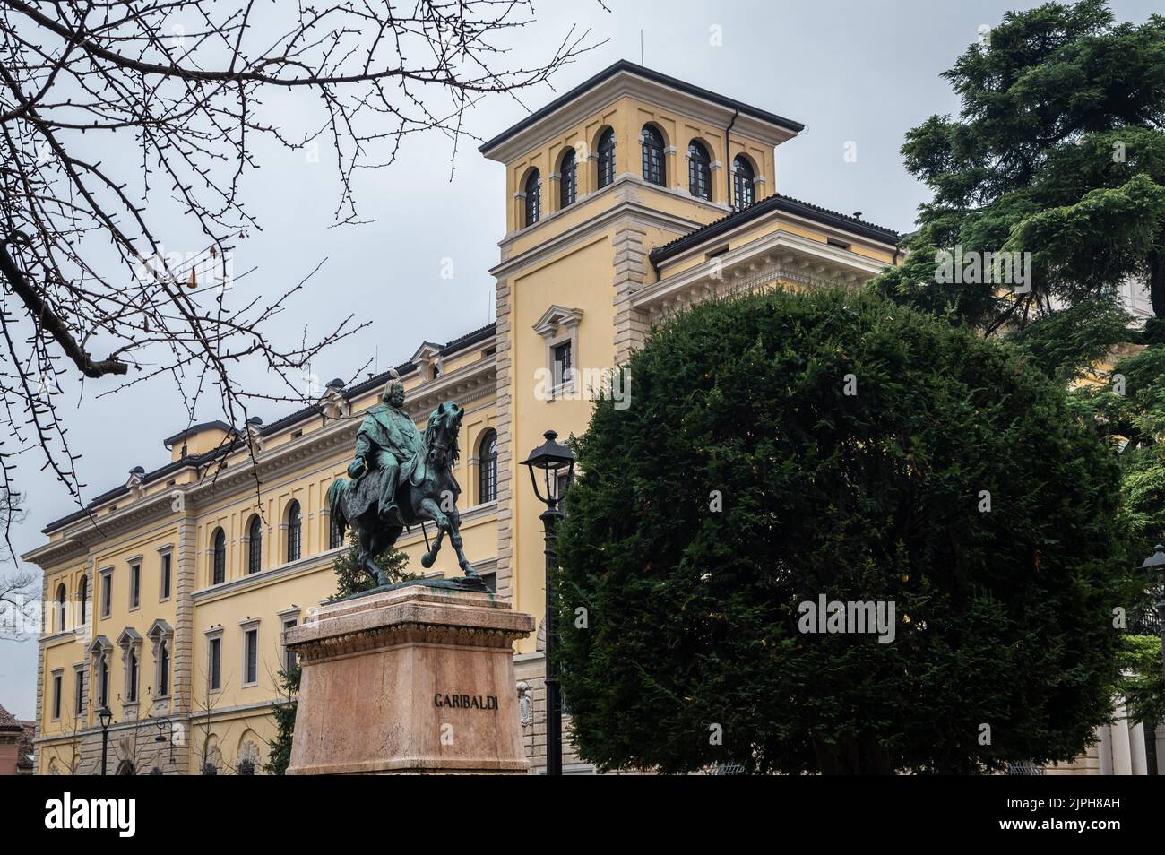 Estatua ecuestre de Giuseppe Garibaldi (1886) del escultor italiano Francesco Barzaghi (1839-1892) , Verona, italia del norte, Europa Foto de stock
