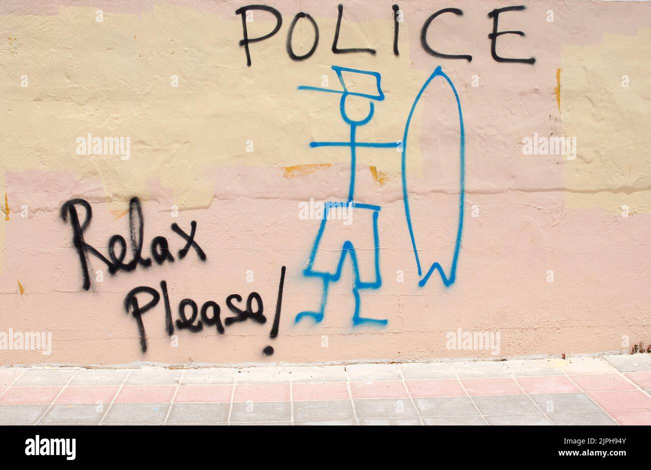 Corralejo, Fuerteventura, España Graffiti anti-policía pintado en una pared en una calle de Corralejo Foto de stock
