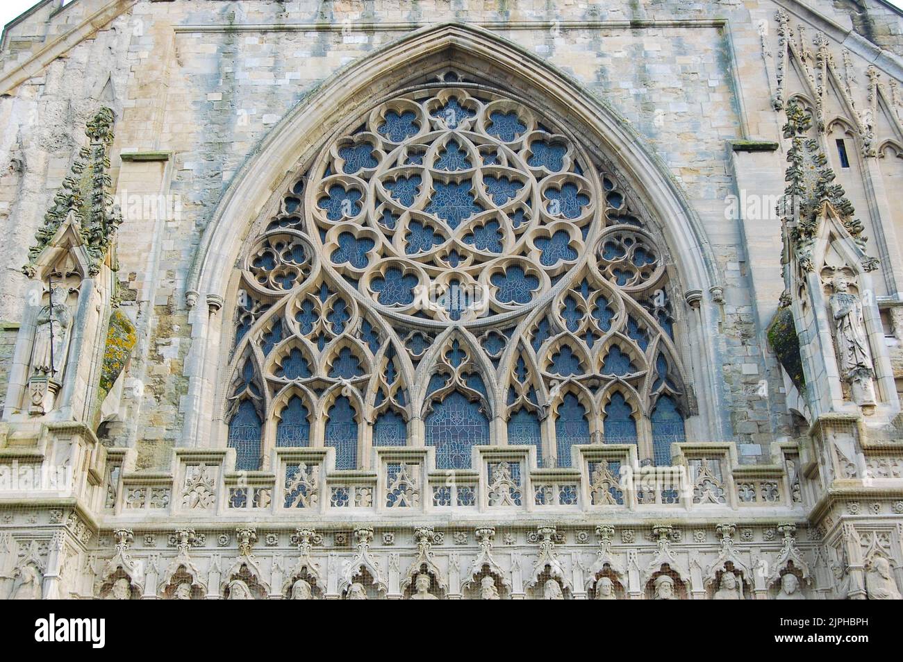 Exeter, Reino Unido - Diciembre 2008: Vista detallada de la Ventana Oeste, Exeter Cathedral, creada por William Peckitt de York Foto de stock