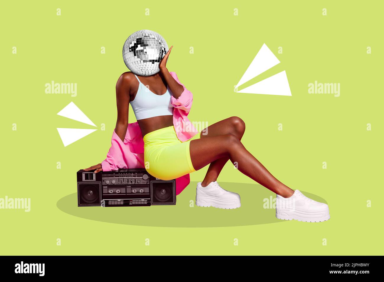 Póster collage de dama sentarse en boombox bola disco en lugar de la cabeza aislado en el dibujo de fondo de color verde Foto de stock