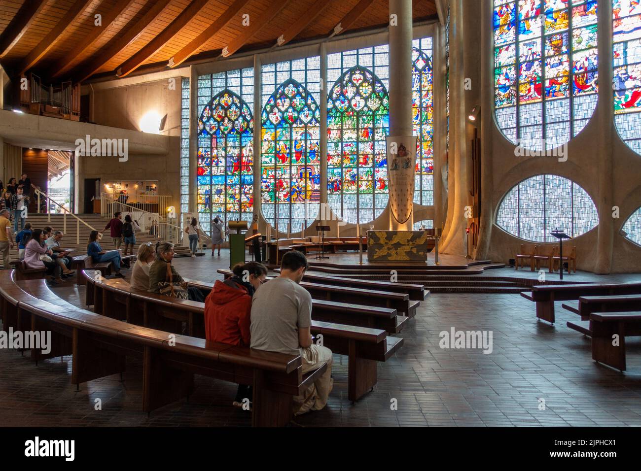 Foto desde el interior de la iglesia de Santa Juana de Arco (en francés