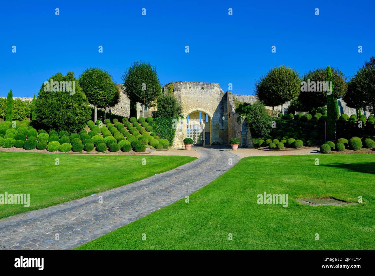 Francia, Indre-et-Loire, Amboise, Valle del Loira declarado Patrimonio de la Humanidad por la UNESCO, Castillos del Valle del Loira, castillo real de Amboise con gadens Foto de stock