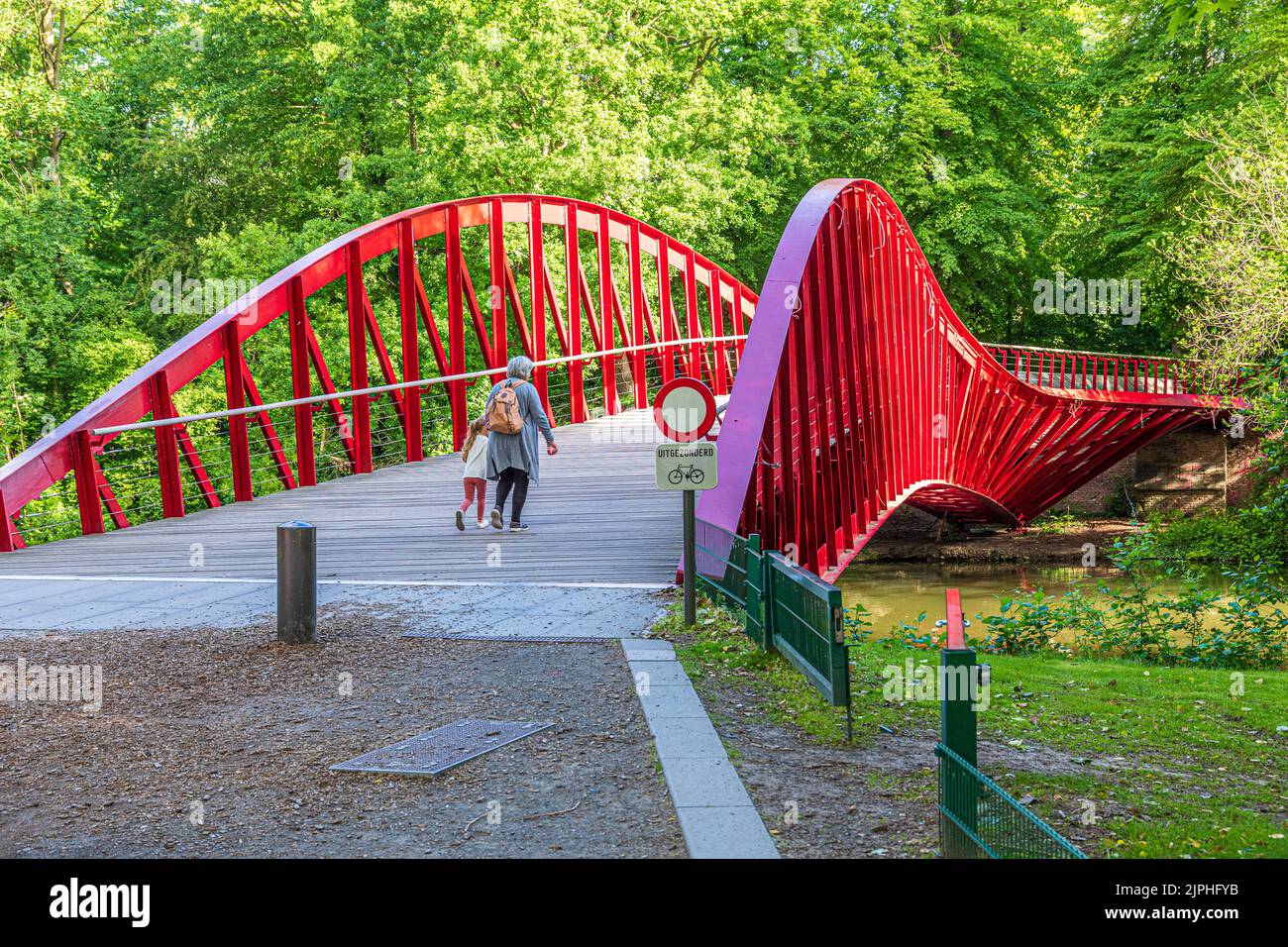 El puente Barge (Bargebrug) conecta el parque Minnewater con las afueras de la ciudad de Brujas, Bélgica Foto de stock