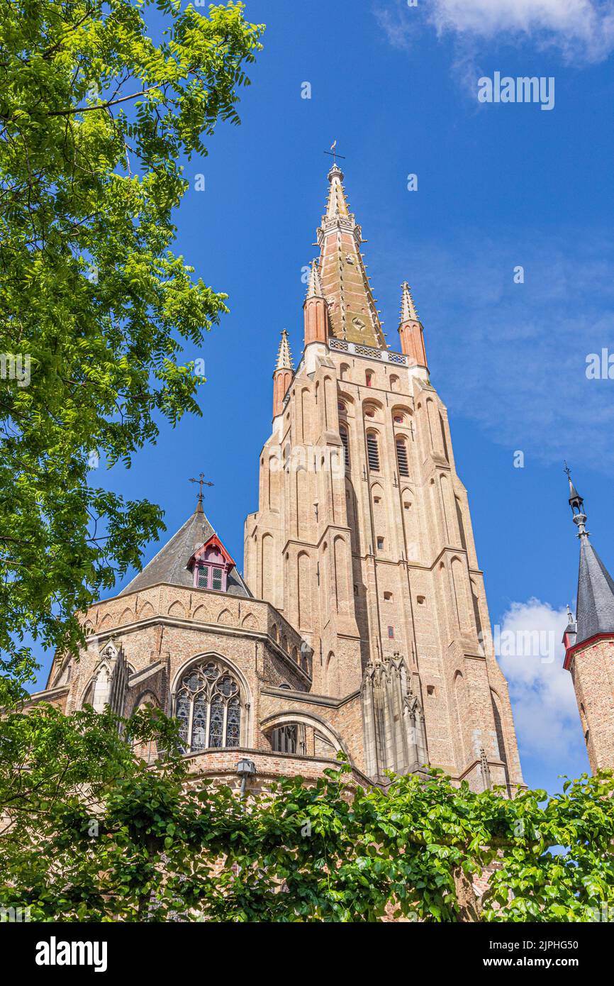 Mirando hacia arriba la Iglesia de Nuestra Señora en Brujas, Bélgica Foto de stock