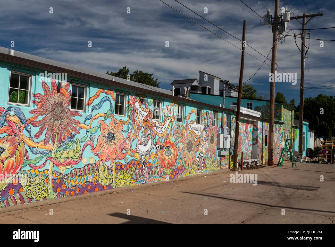 Hutchinson, Kansas - El mural 'Inspire' en un callejón en el centro de la ciudad promueve la autoestima y la creatividad. Fue pintado por Julie Black y Jocely Foto de stock