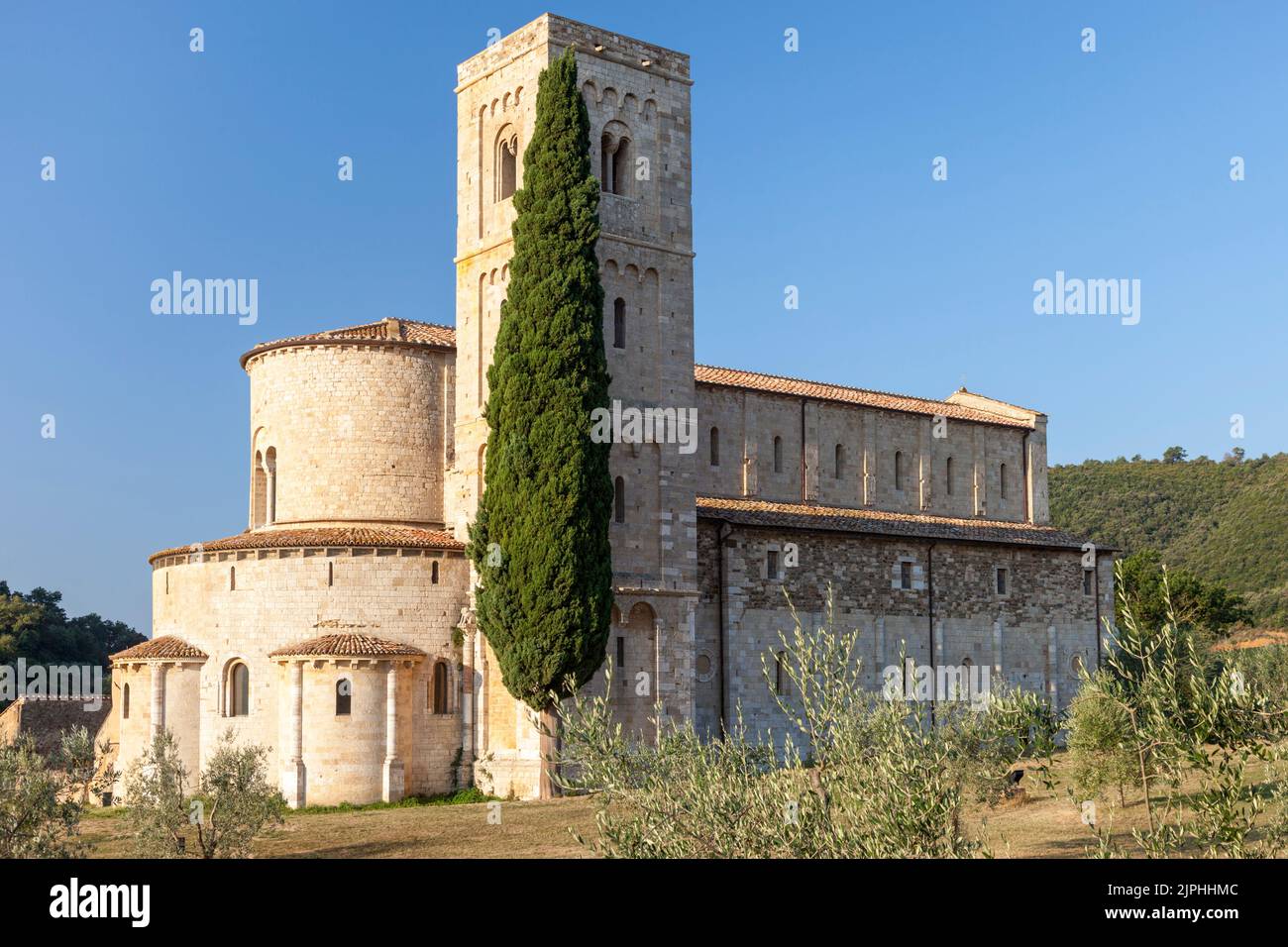 Temprano por la mañana en la Abadía de Sant Antimo, Toscana, Italia Foto de stock