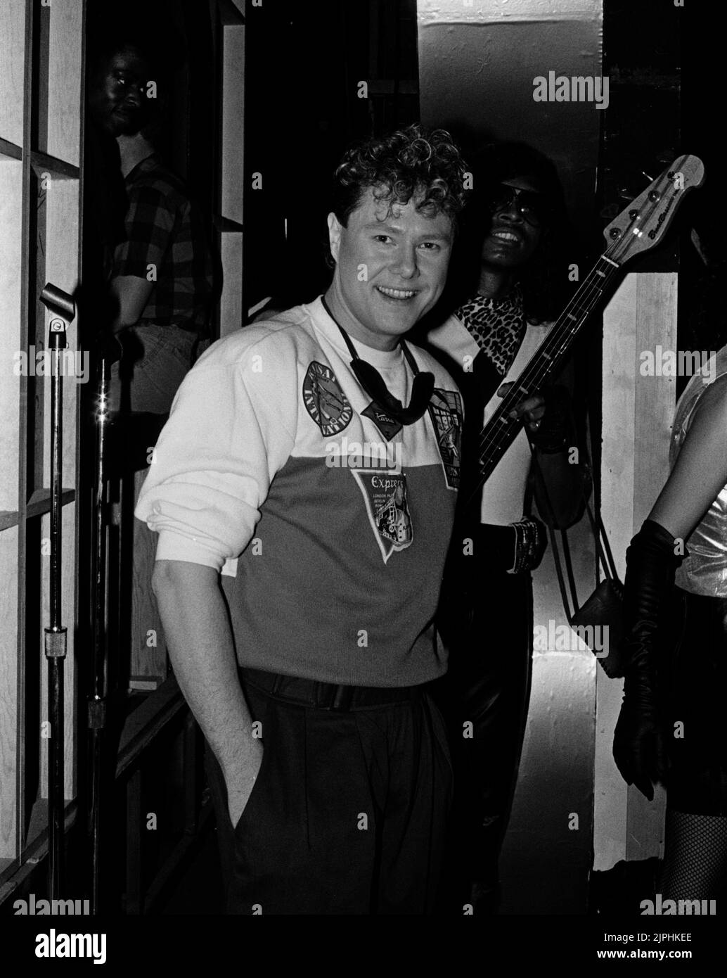 Dan Hartman en American Bandstand en 1985 Crédito: Ron Wolfson / MediaPunch Foto de stock