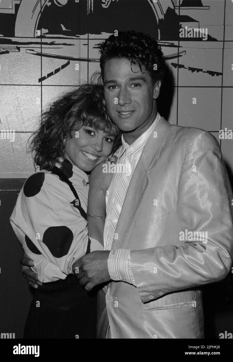 Fernando Allende y Brenda K Starr en los Premios de Música Americana en 1989 Crédito: Ron Wolfson / MediaPunch Foto de stock