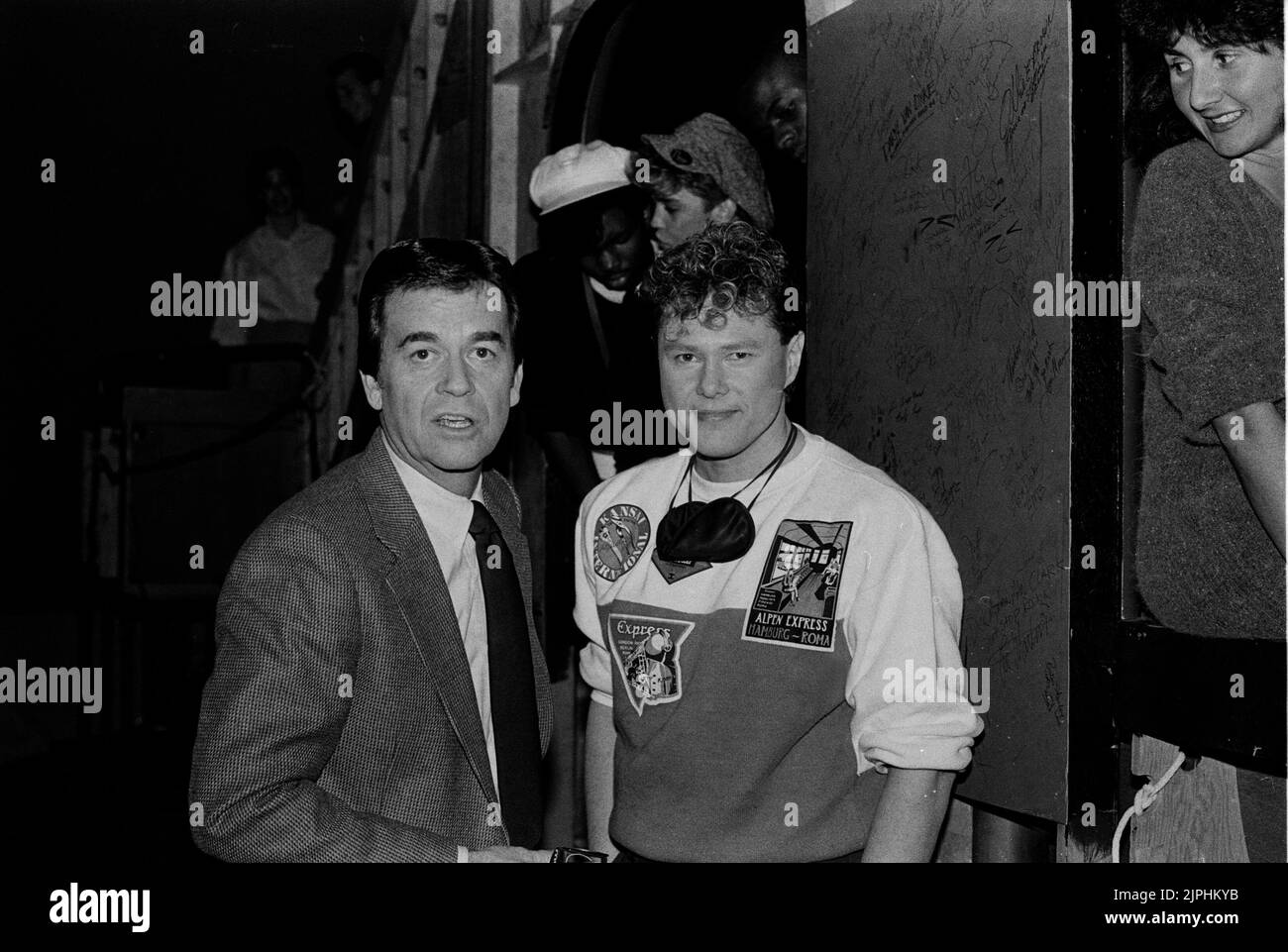 Dan Hartman en American Bandstand en 1985 Crédito: Ron Wolfson / MediaPunch Foto de stock