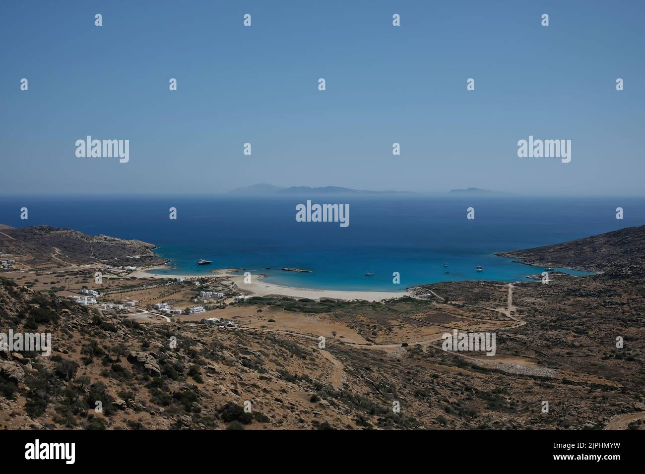 Vista panorámica de la hermosa playa de Agia Theodoti en la isla de Ios Grecia Foto de stock