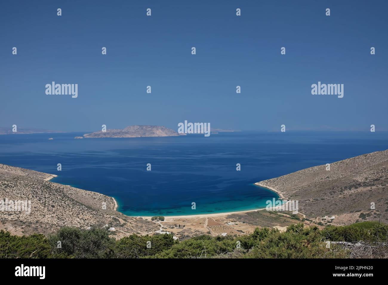 Vista panorámica de la hermosa playa de Agia Theodoti en la isla de Ios Grecia Foto de stock