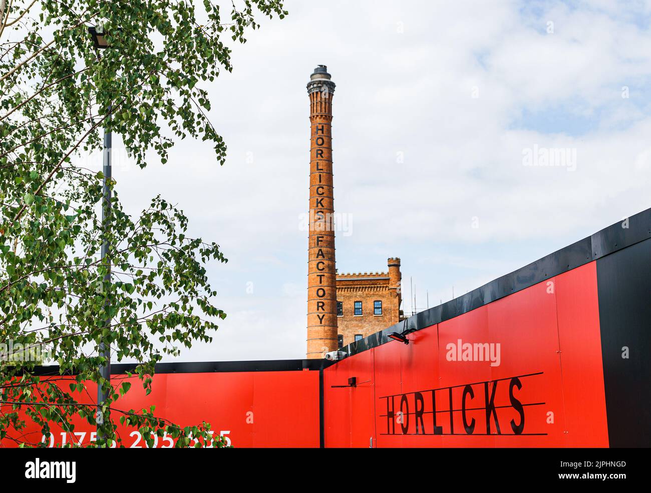 La icónica chimenea y la torre del reloj, puntos de referencia de la antigua fábrica de Horlicks, ahora renombrada como el Horlicks Quarter, Slough, Berkshire, Reino Unido Foto de stock