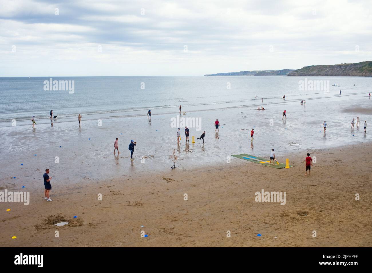 Sesiones de entrenamiento de cricket para niños asiáticos más jóvenes en la playa de Scarborough en marea baja Foto de stock