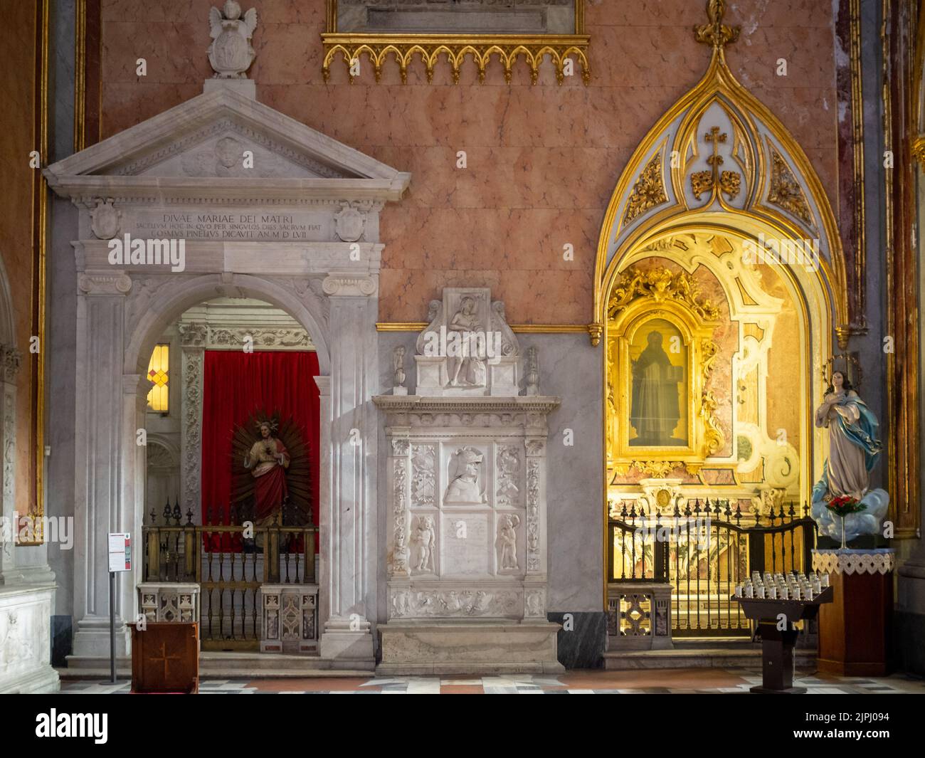 Capillas laterales de la Iglesia de San Domenico Maggiore, Nápoles Foto de stock