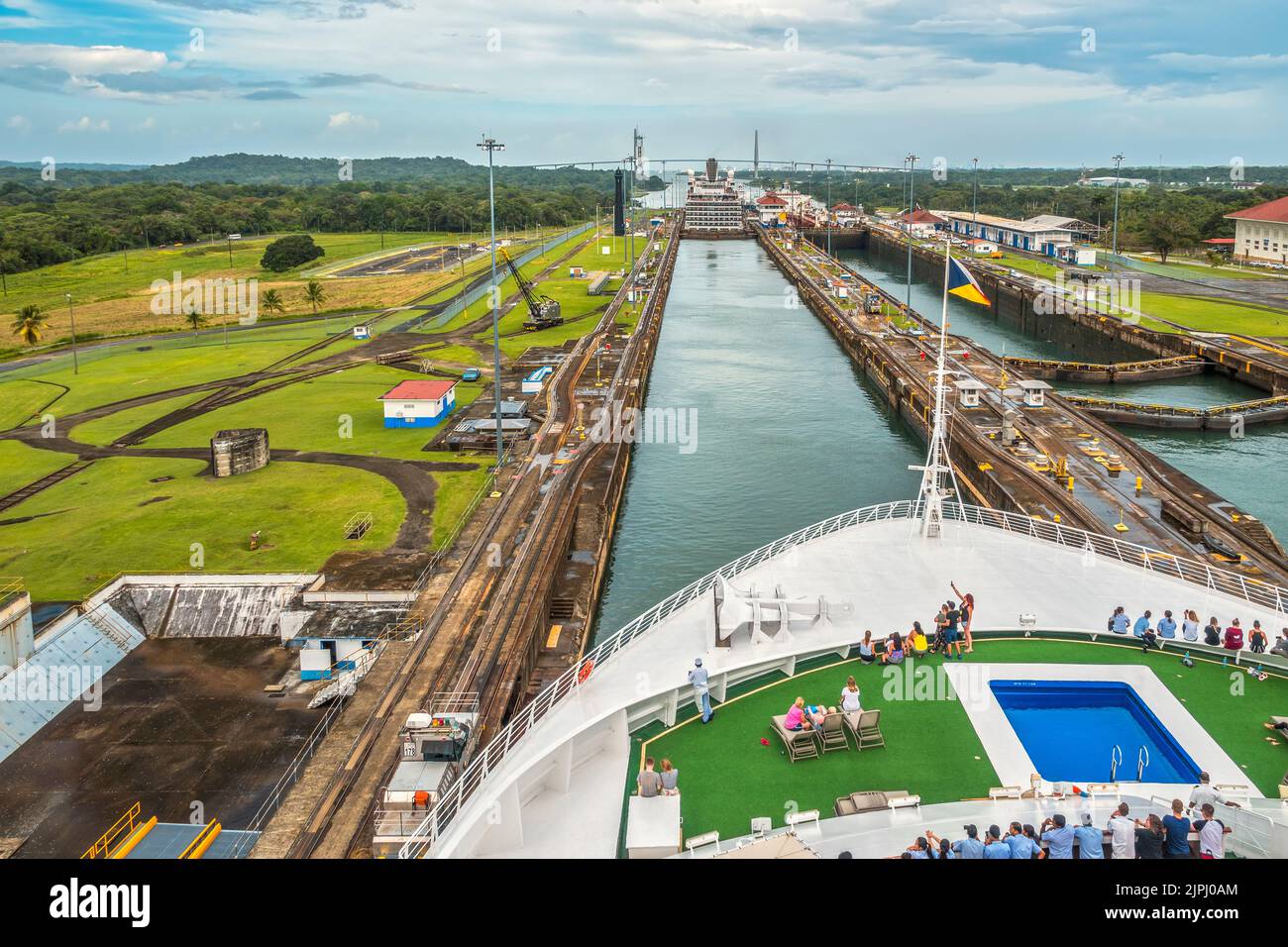 Buque atravesando el Canal de Panamá, Panamá, América Central Foto de stock