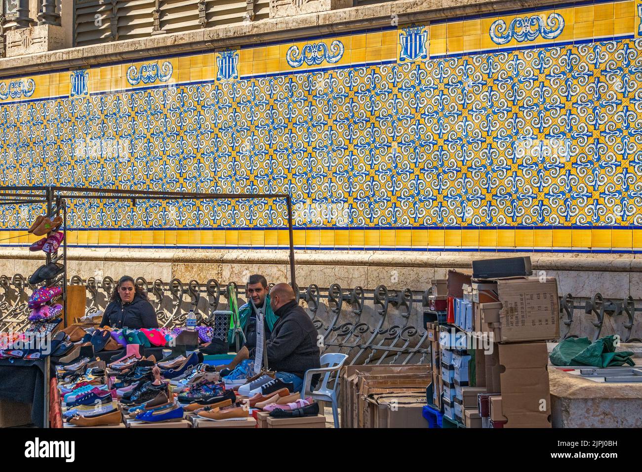 Minoristas que venden zapatos en el Mercado Central, Valencia, España Foto de stock