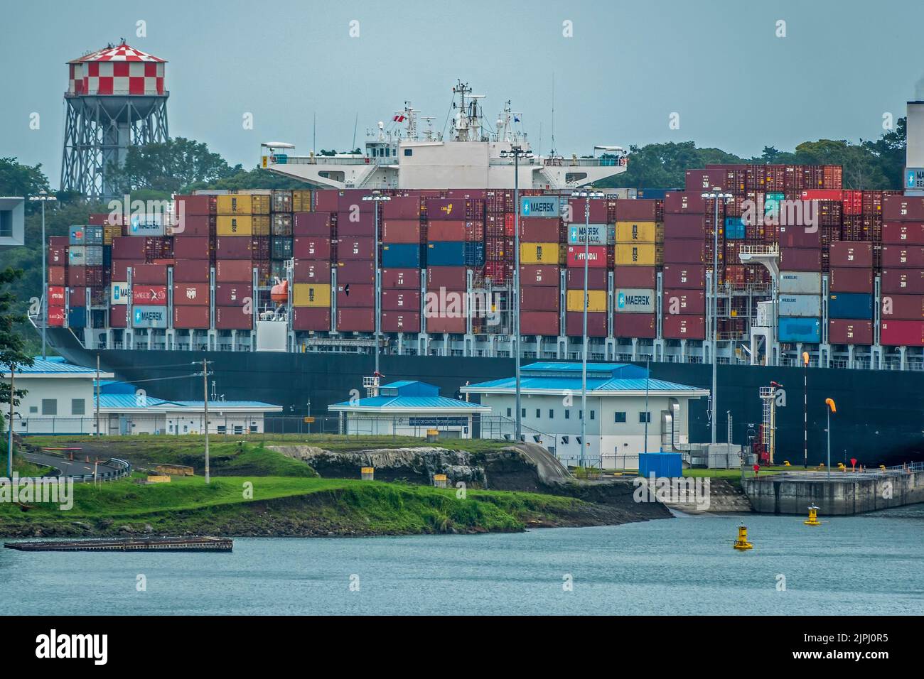 Barco contenedor que pasa por el Canal de Panamá, Panamá, Centroamérica Foto de stock