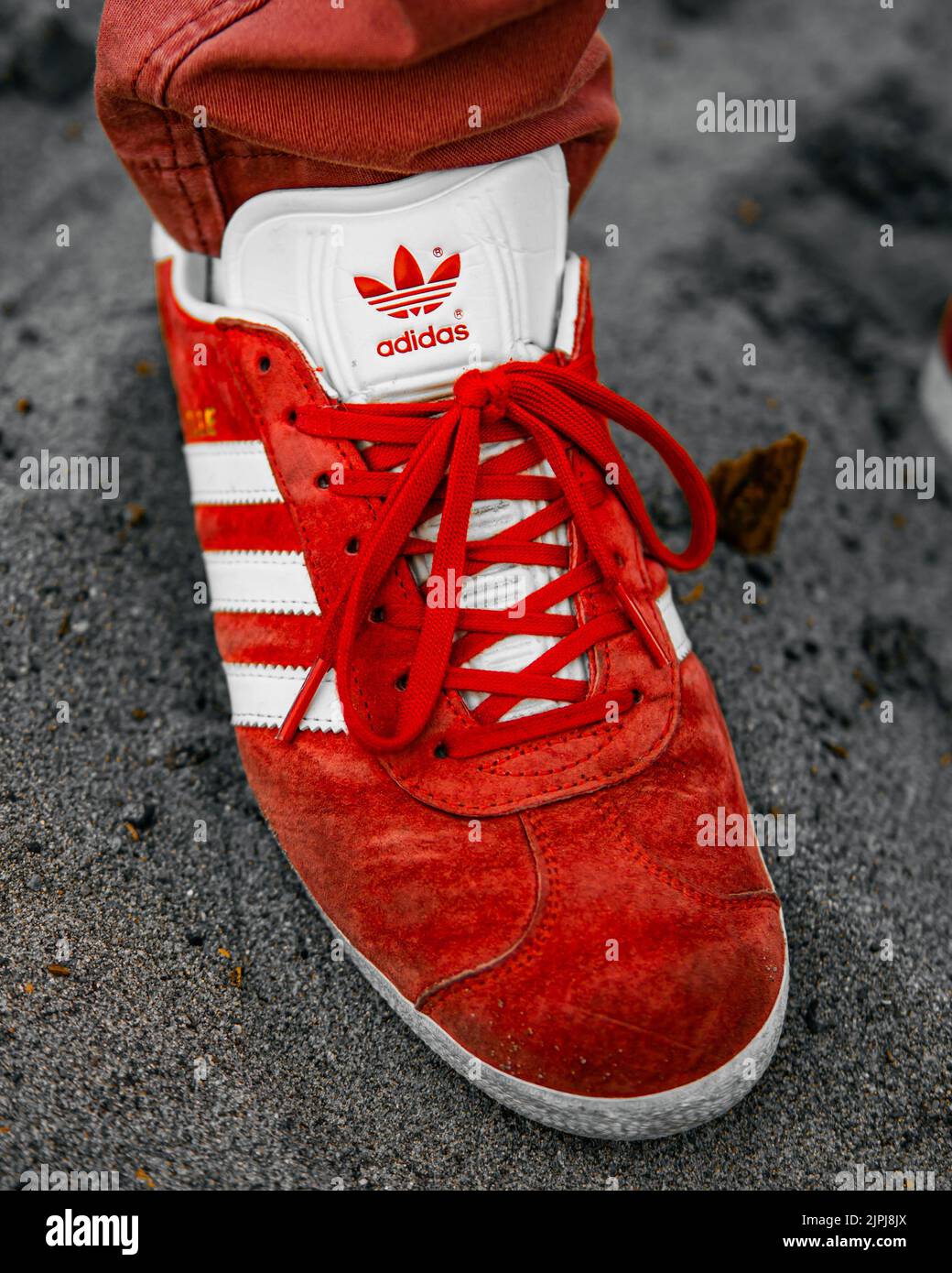 Adidas sneaker fotografías e imágenes de alta resolución - Alamy