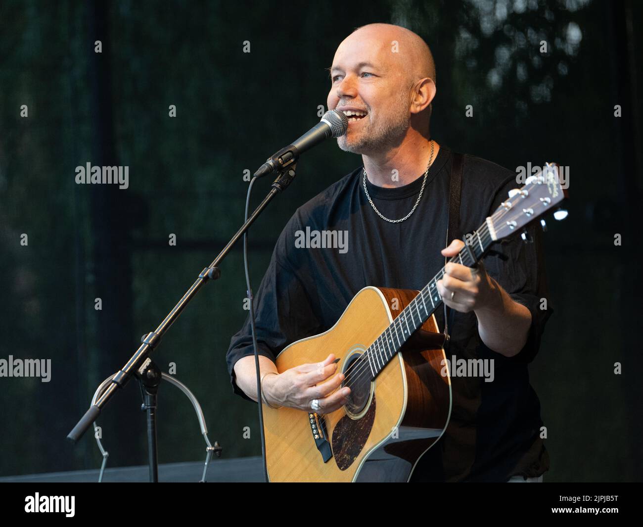 El cantautor sueco Tomas Andersson Wij actúa en Refvens grund durante el Festival de Agosto de 2022 en Norrkoping, Suecia. Foto de stock