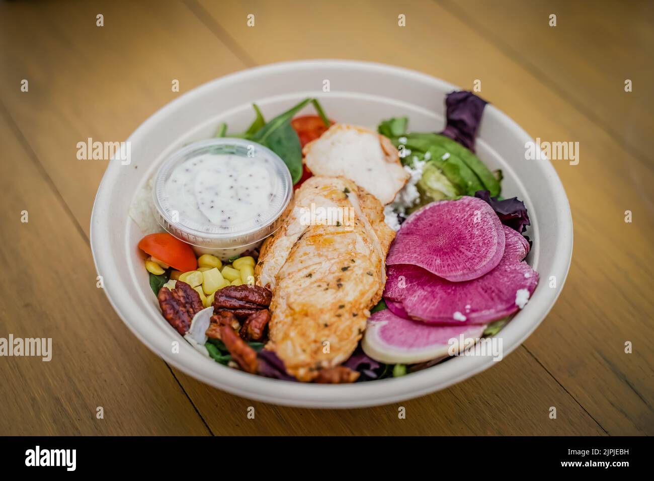 saludable llevar a cabo el almuerzo tazón de verduras de pollo Foto de stock