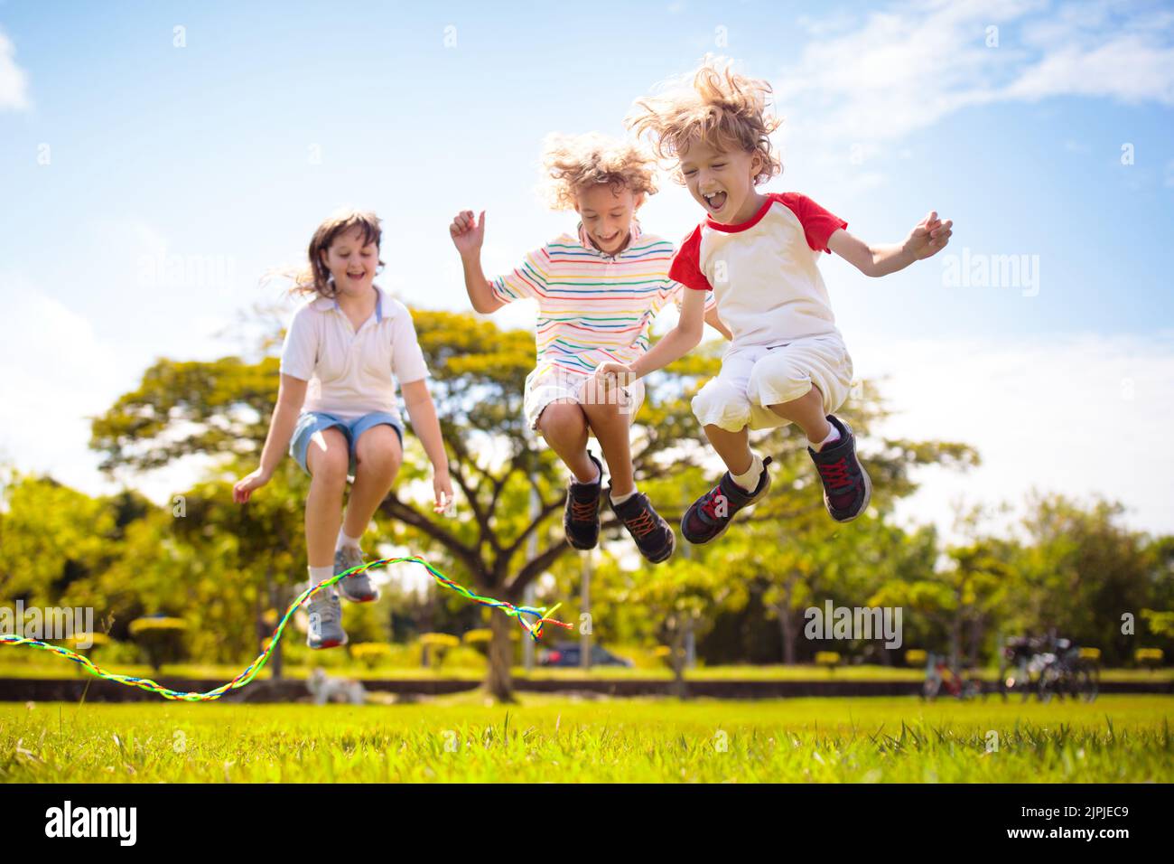 Niños jugando a saltar la cuerda en el jardín fotografías e imágenes de alta  resolución - Alamy
