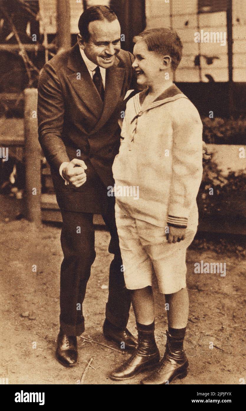 1920's, EE.UU. : El célebre actor estadounidense DE cine silencioso DOUGLAS FAIRBANKS Senior con su hijo DOUGLAS FAIRBANKS Junior - Jr - Jr. CINE MUTO - PELÍCULA - padre e figlio - padre e hijo - vestido marinero ---- Archivio GBB Foto de stock