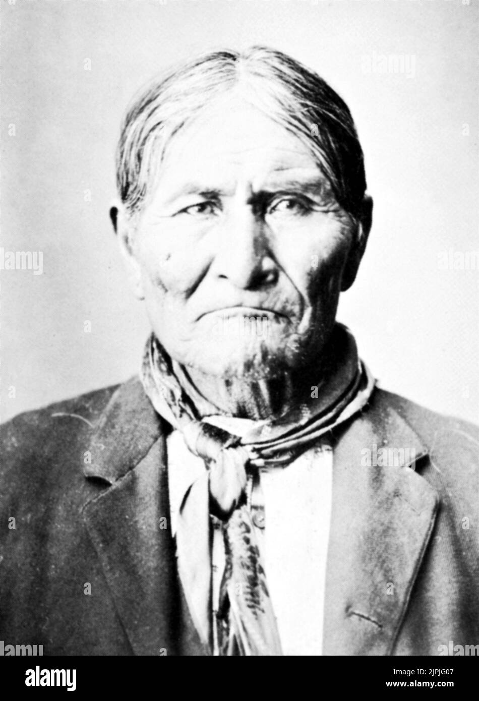 1900 aprox. : EL CHEF GERONIMO ( GOYATHLAY , 1829 - 1909 ), famoso líder de la guerra apache Chiricahua . Después de numerosos escapes y evasiones , Geronimo fue finalmente capturado en 1886. Murió de neumonía en 1909 después de más de 20 años de internamiento , principalmente en Fort Sill en Oklahoma - VECCHIO SELVAGGIO OESTE - Viejo SALVAJE - INDIANO PELLEROSSA - indiand nativos americanos - retrato - ritratto - foulard - bandanna --- Archivio GBB Foto de stock
